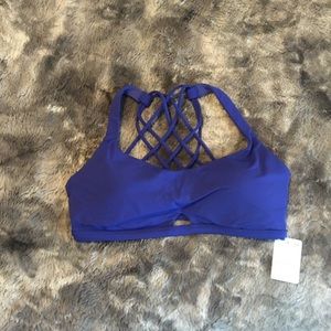 NWT Lululemon free to be wild, peak, 6